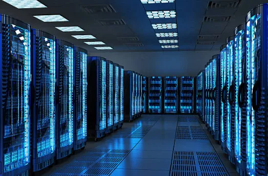 Teknisi melakukan maintenance server profesional di Jakarta Barat