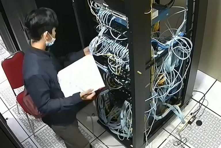 Teknisi melakukan instalasi jaringan server profesional di Padang