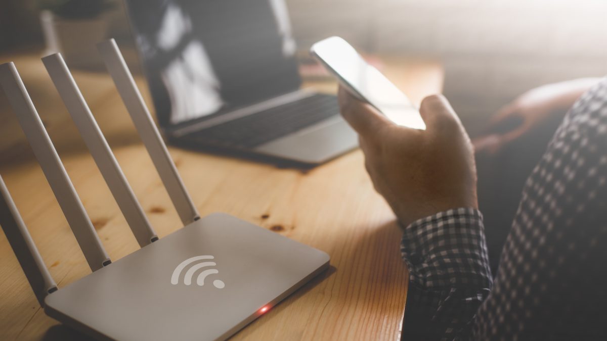 Teknisi pemasangan jaringan internet profesional