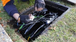 Fiber to the Home (FTTH) merupakan inovasi teknologi yang menggunakan kabel fiber optik untuk menyediakan koneksi internet berkecepatan tinggi langsung ke rumah atau bisnis. Kualitas dan kecepatan jaringan FTTH jauh melampaui teknologi kabel tembaga tradisional, menjadikannya pilihan utama bagi banyak penyedia layanan internet dan pengguna akhir.