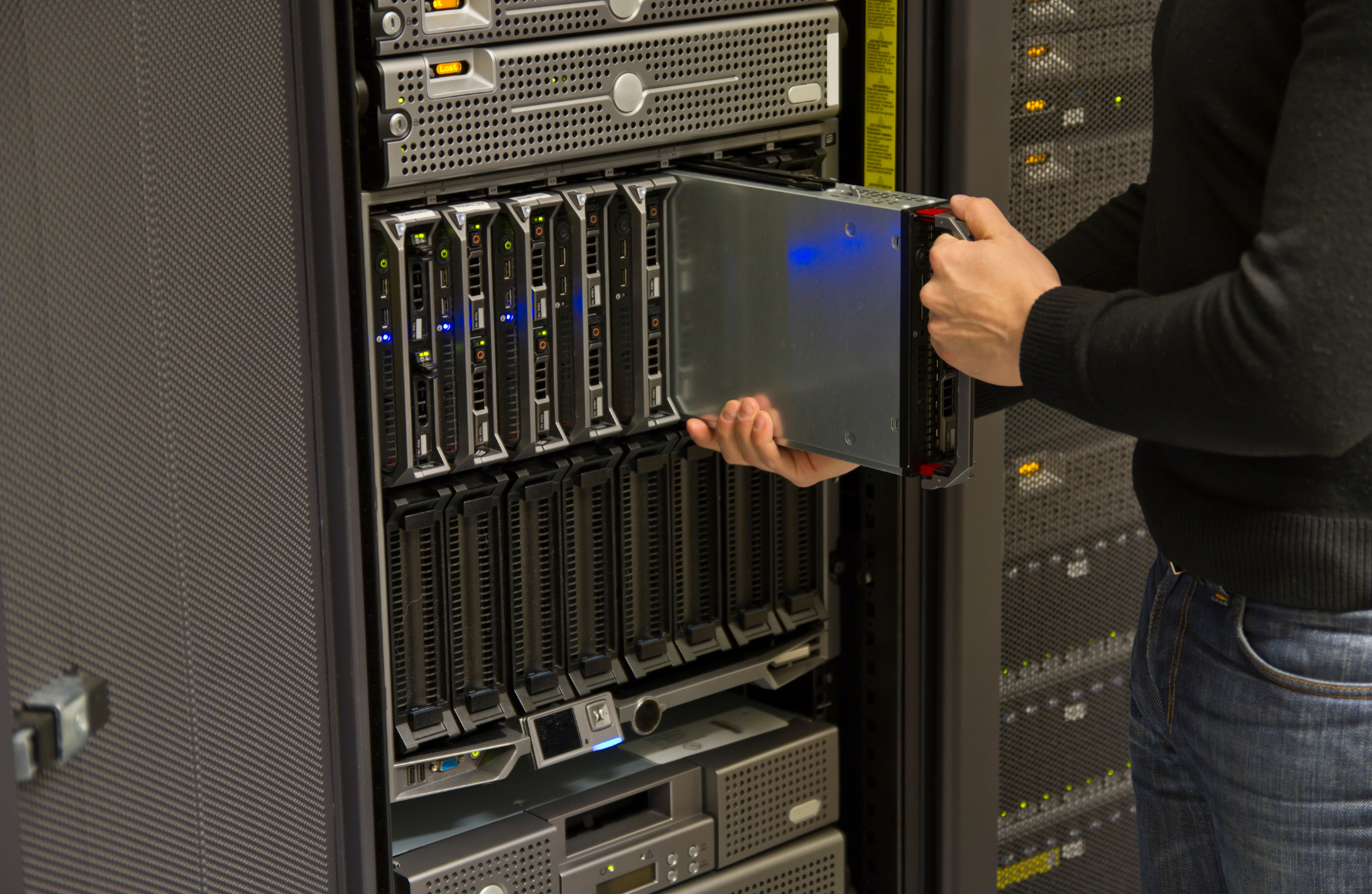 Teknisi melakukan instalasi server Sampang profesional