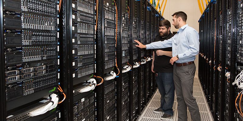 Teknisi profesional melakukan instalasi server terbaik di Bojonegoro