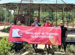 Telkomsel terus menunjukkan komitmennya dalam memperluas jaringan telekomunikasi di seluruh pelosok Indonesia. Pada Agustus 2024, Telkomsel berhasil menjadi operator telekomunikasi pertama yang menghadirkan jaringan broadband 4G LTE di Desa Kuala Lupak,