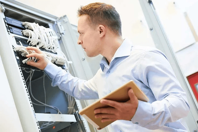 Teknisi profesional jasa service server di Pontianak General Solusindo