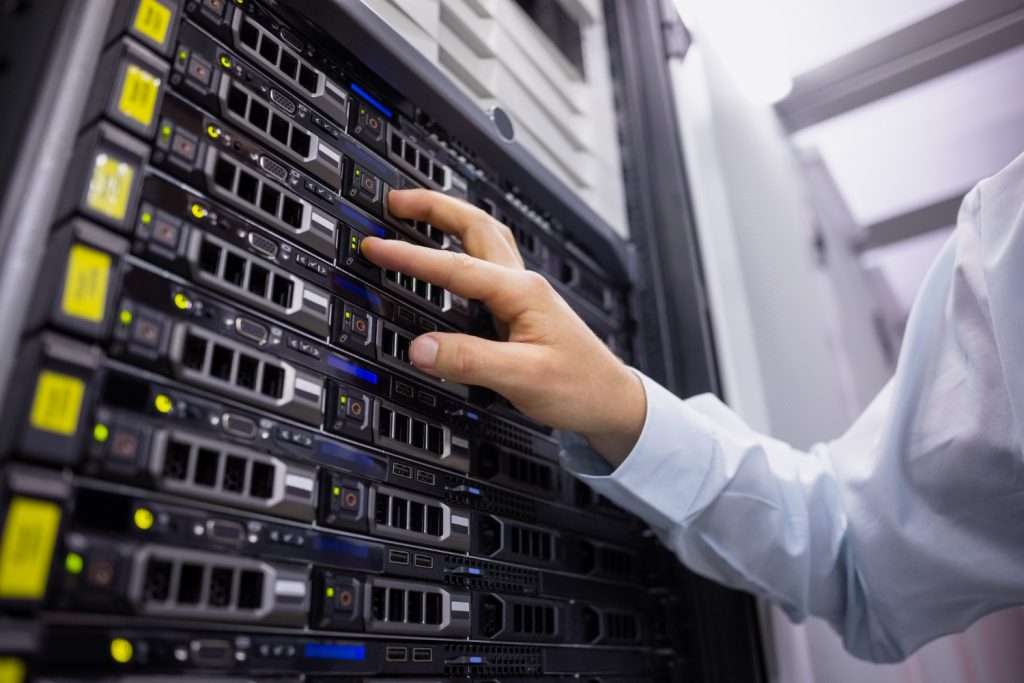 Teknisi IT Specialist melakukan service server Tanjung Pinang