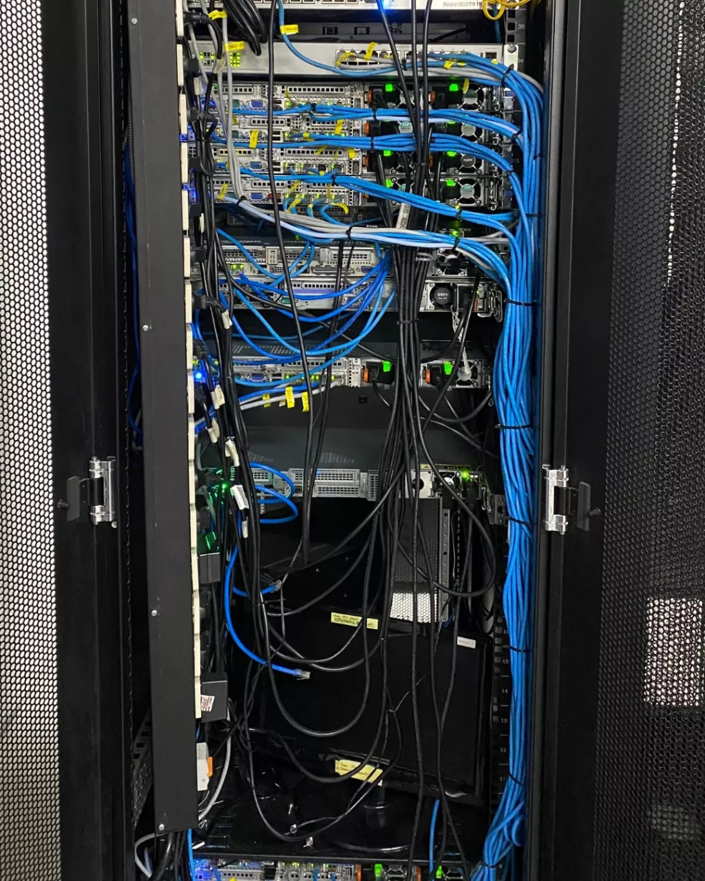 Teknisi melakukan penanganan service server Bandung profesional