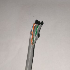 Meluruskan kabel UTP dalam cara crimping LAN
