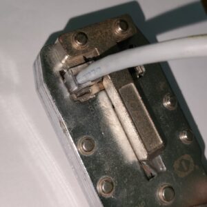 Mengunci RJ45 menggunakan tang pada cara crimping LAN